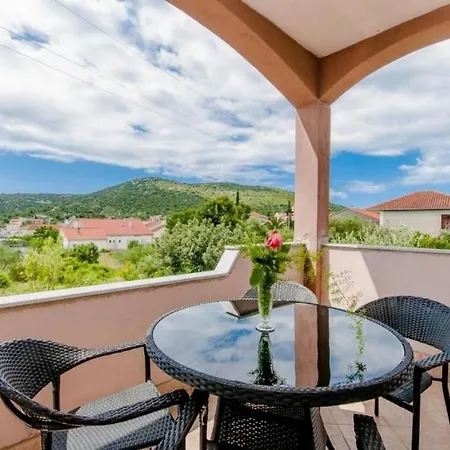 Apartment Mladen Vinisce